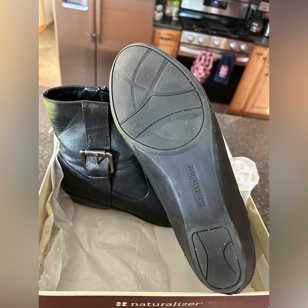 Beautiful black ankle boot by Naturalizer
